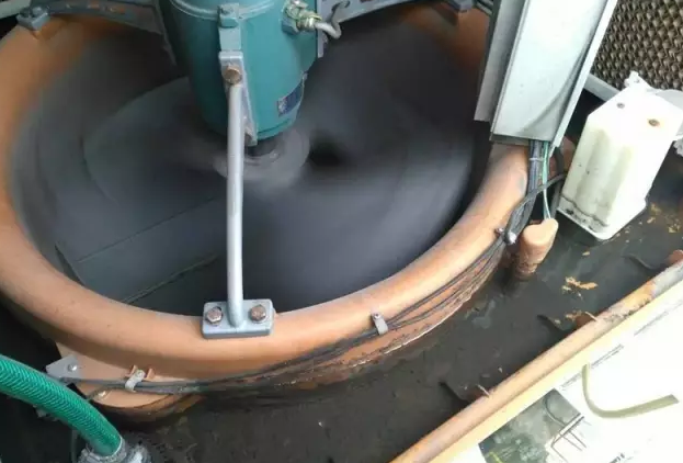 環(huán)?？照{(diào)底盤長(zhǎng)期未清洗形成厚厚的污垢