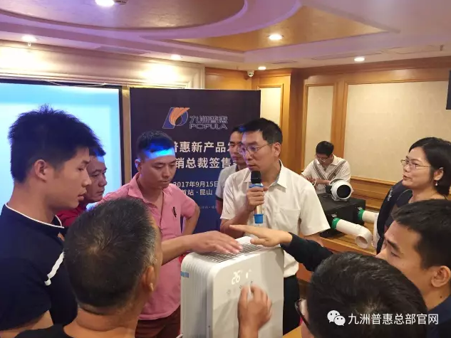 現(xiàn)場(chǎng)經(jīng)銷商對(duì)新產(chǎn)品充滿興趣